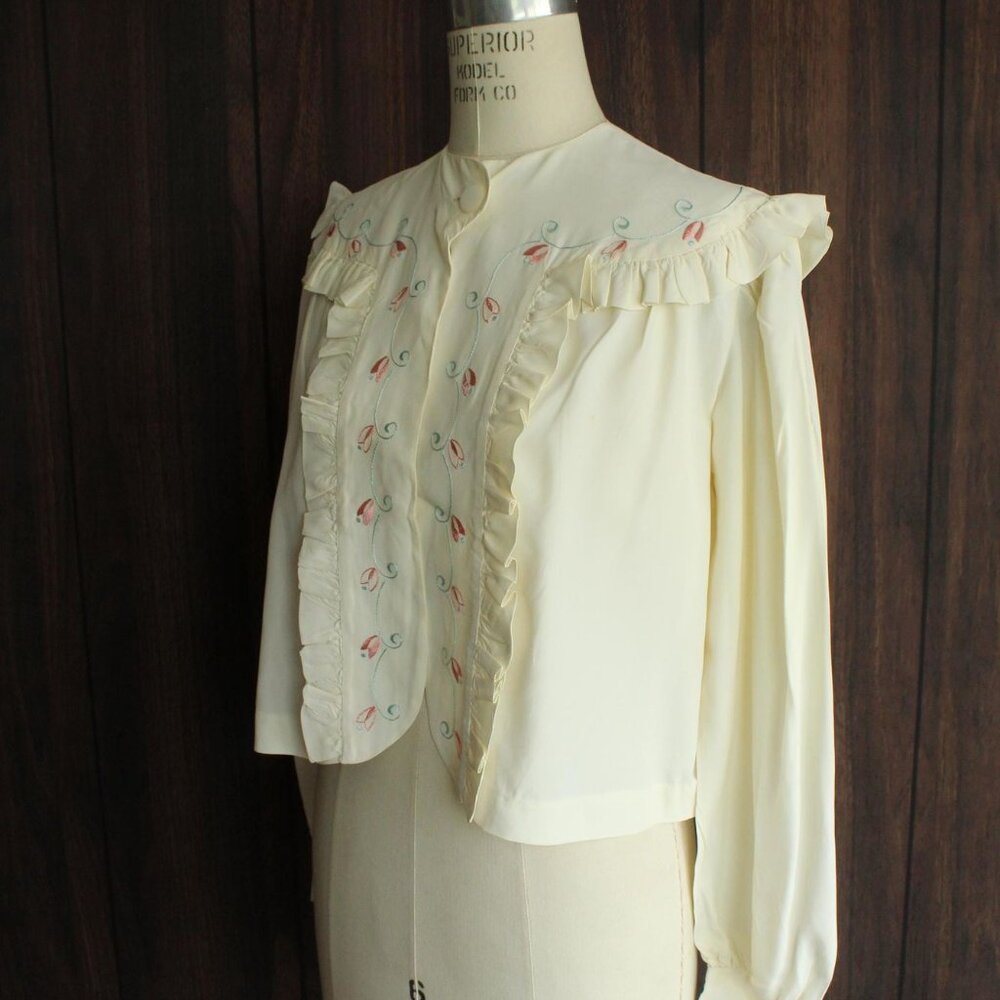 Vintage 1940s Bed Jacket, Winter White Rayon with Blue and Pink Embroidery Short - Picture 7 of 10